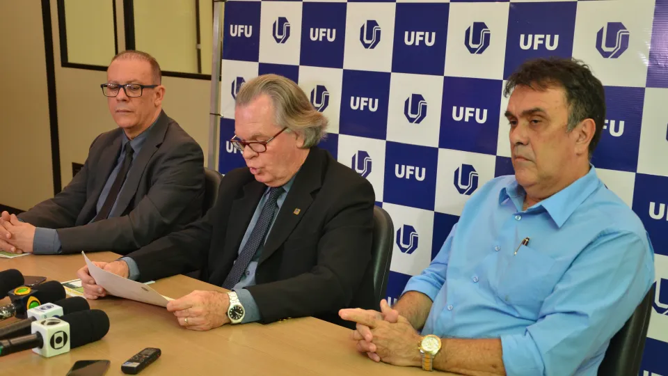 Coletiva aconteceu na manhã de terça-feira, dia 10 (Foto: Milton Santos)