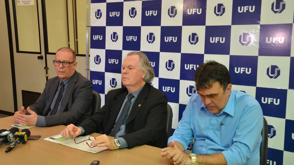 Coletiva aconteceu na manhã de terça-feira, dia 10 (Foto: Milton Santos)