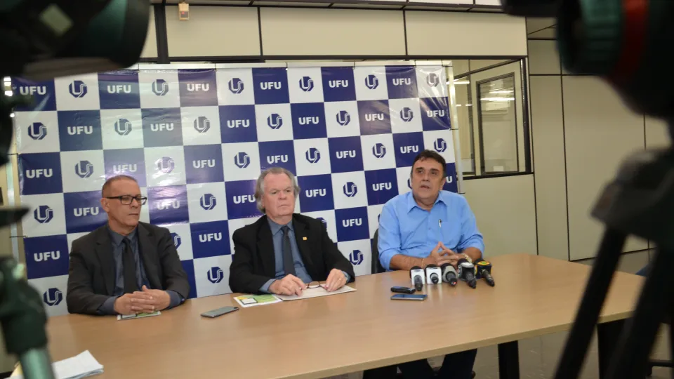 Coletiva aconteceu na manhã de terça-feira, dia 10 (Foto: Milton Santos)
