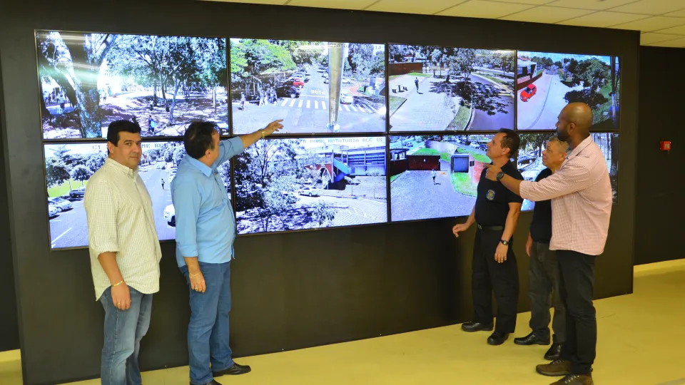 Coletiva aconteceu na manhã de terça-feira, dia 10 (Foto: Milton Santos)
