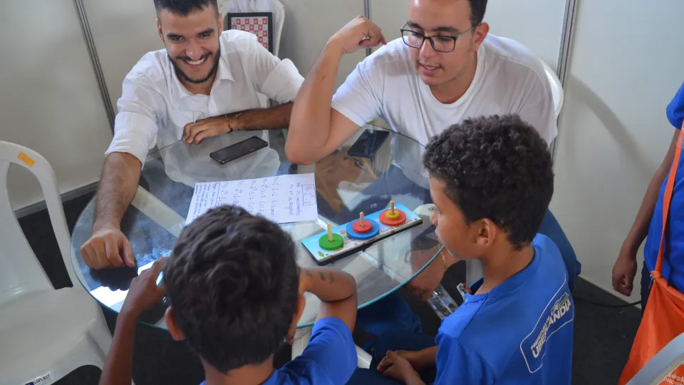 O Público principal são os estudantes de ensino fundamental e médio, mas o evento é aberto (foto: Marco Cavalcanti)