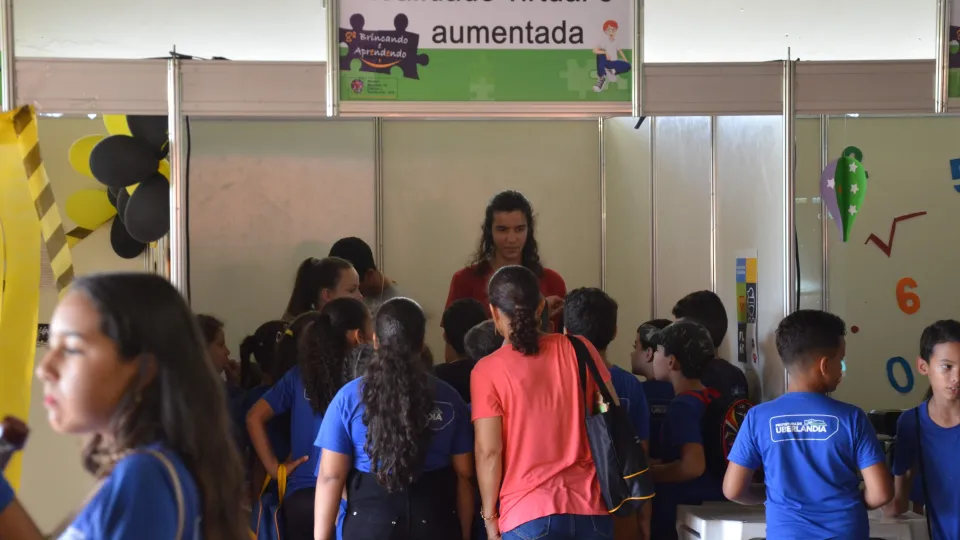 O Público principal são os estudantes de ensino fundamental e médio, mas o evento é aberto (foto: Marco Cavalcanti)