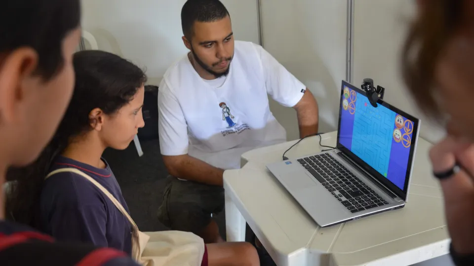 O Público principal são os estudantes de ensino fundamental e médio, mas o evento é aberto (foto: Marco Cavalcanti)