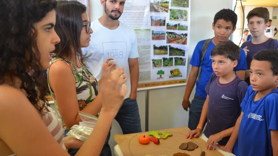 O Público principal são os estudantes de ensino fundamental e médio, mas o evento é aberto (foto: Marco Cavalcanti)