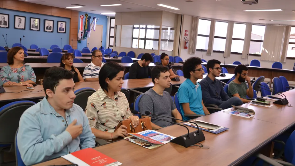 Cerimônia ocorreu na Sala dos Conselhos no Campus Santa Mônica da UFU (Foto: Milton Santos)