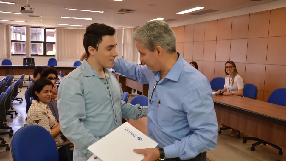 Cerimônia ocorreu na Sala dos Conselhos no Campus Santa Mônica da UFU (Foto: Milton Santos)