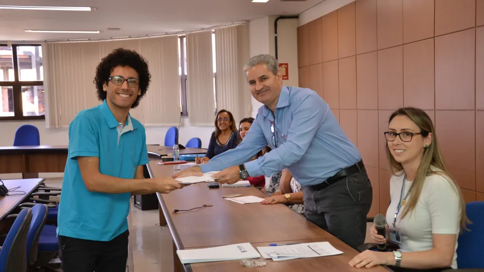 Cerimônia ocorreu na Sala dos Conselhos no Campus Santa Mônica da UFU (Foto: Milton Santos)