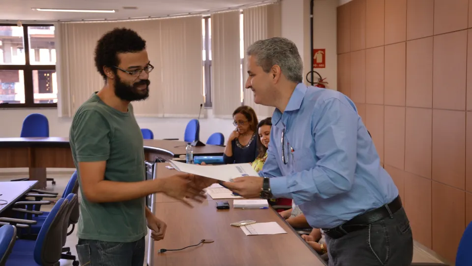 Cerimônia ocorreu na Sala dos Conselhos no Campus Santa Mônica da UFU (Foto: Milton Santos)