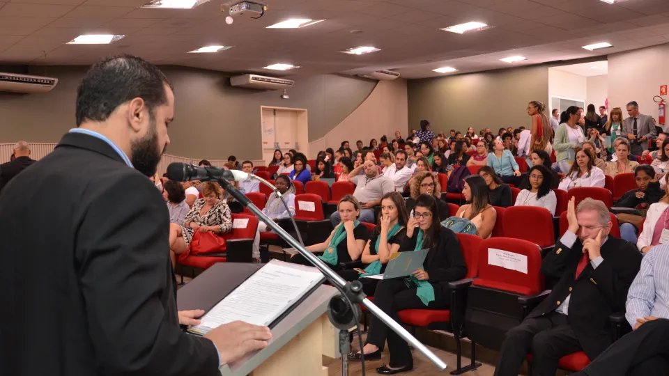 Abertura do evento ocorreu no Anfiteatro do Bloco 8C no Campus Umuarama da UFU (Foto: Milton Santos)