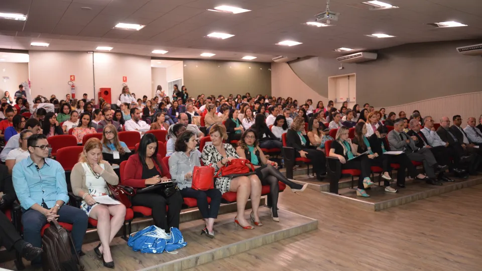 Abertura do evento ocorreu no Anfiteatro do Bloco 8C no Campus Umuarama da UFU (Foto: Milton Santos)