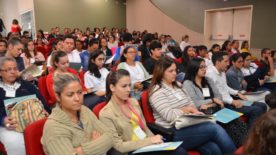 Abertura do evento ocorreu no Anfiteatro do Bloco 8C no Campus Umuarama da UFU (Foto: Milton Santos)