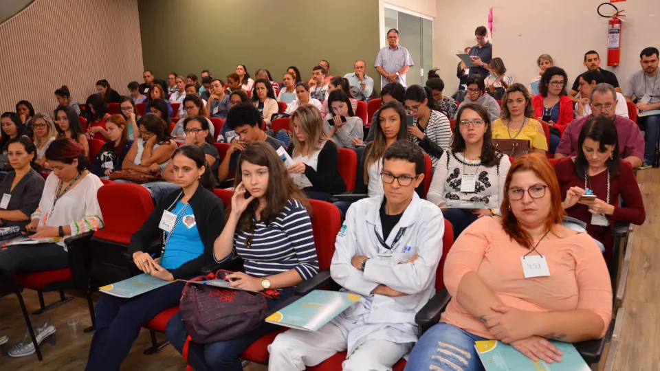 Abertura do evento ocorreu no Anfiteatro do Bloco 8C no Campus Umuarama da UFU (Foto: Milton Santos)