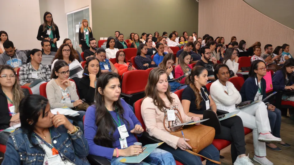 Abertura do evento ocorreu no Anfiteatro do Bloco 8C no Campus Umuarama da UFU (Foto: Milton Santos)
