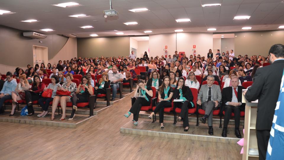 Abertura do evento ocorreu no Anfiteatro do Bloco 8C no Campus Umuarama da UFU (Foto: Milton Santos)