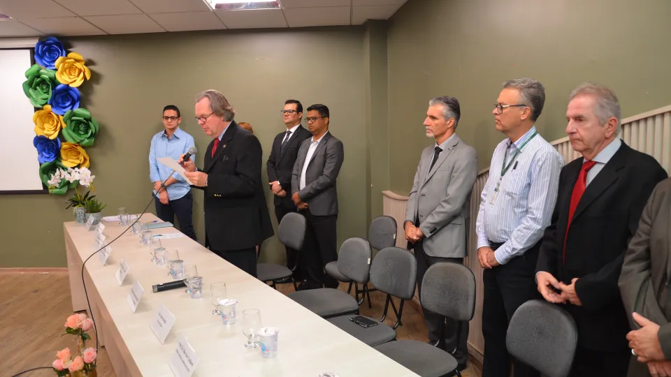 Abertura do evento ocorreu no Anfiteatro do Bloco 8C no Campus Umuarama da UFU (Foto: Milton Santos)