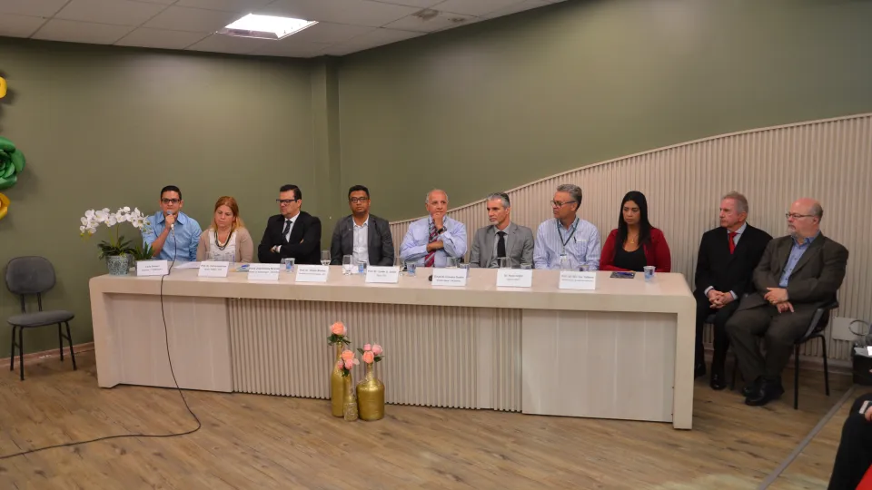 Abertura do evento ocorreu no Anfiteatro do Bloco 8C no Campus Umuarama da UFU (Foto: Milton Santos)