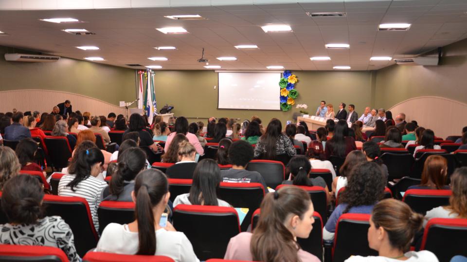 Abertura do evento ocorreu no Anfiteatro do Bloco 8C no Campus Umuarama da UFU (Foto: Milton Santos)