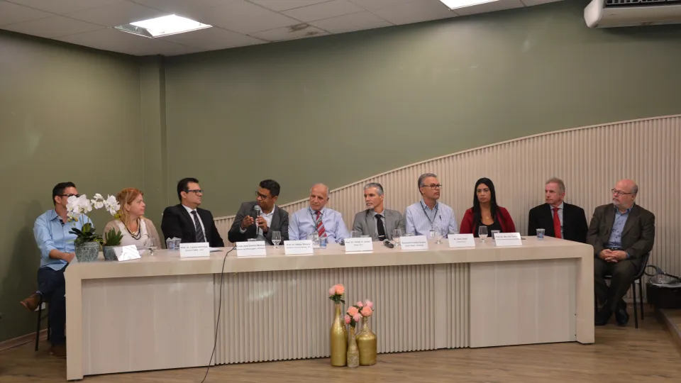 Abertura do evento ocorreu no Anfiteatro do Bloco 8C no Campus Umuarama da UFU (Foto: Milton Santos)