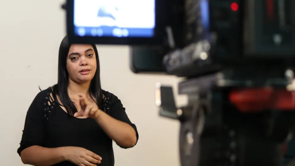 O debate contou com tradução simultânea em Libras (foto: Marco Cavalcanti)