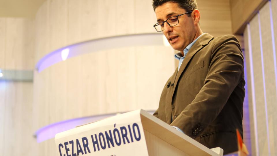 O jornalista Cezar Honório foi o mediador do debate (foto: Marco Cavalcanti)