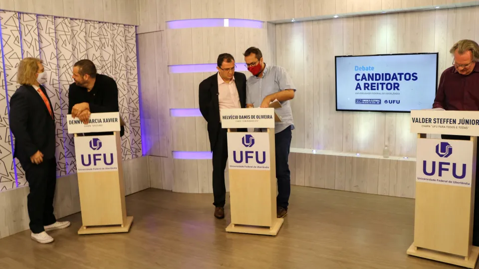 Os coordenadores de campanha puderam conversar com os candidatos durante os intervalos (foto: Marco Cavalcanti)