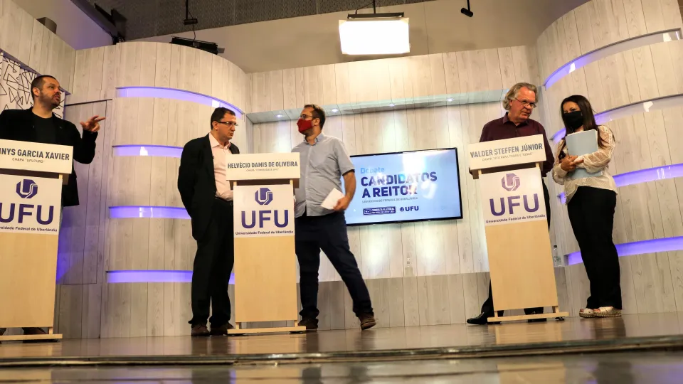 Os coordenadores de campanha puderam conversar com os candidatos durante os intervalos (foto: Marco Cavalcanti)