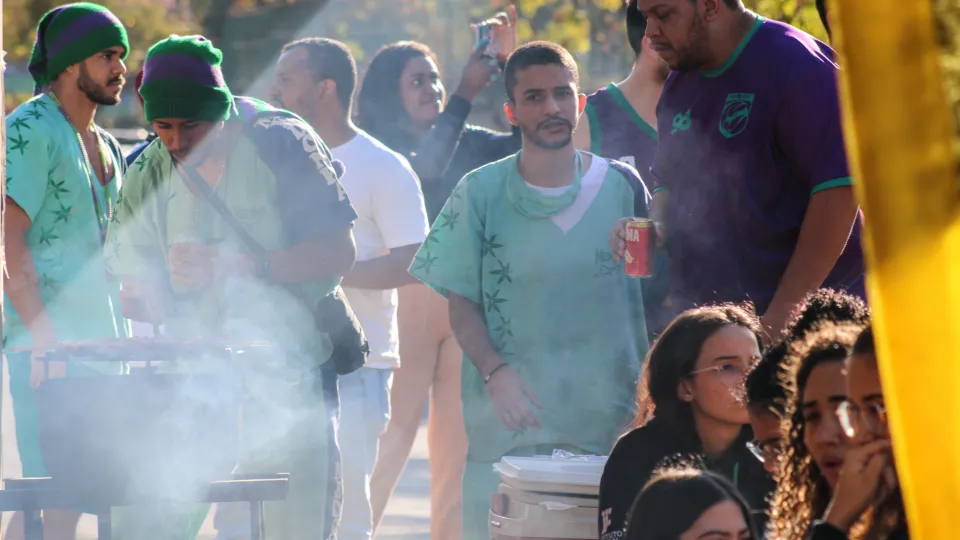 Integrantes da Associação Atlética Acadêmica do curso de Medicina fizeram um churrasco durante a recepção aos candidatos do Vestibular UFU 2023-2 (foto: Marco Cavalcanti)