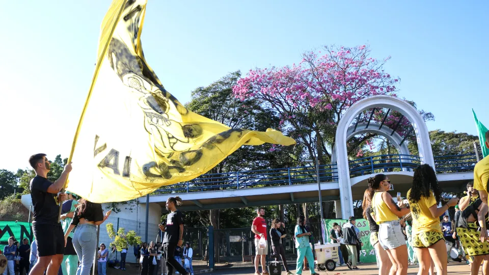 Integrantes da Associação Atlética Acadêmica Engenharias recepcionam candidatos do Vestibular UFU 2023-2 (foto: Marco Cavalcanti)