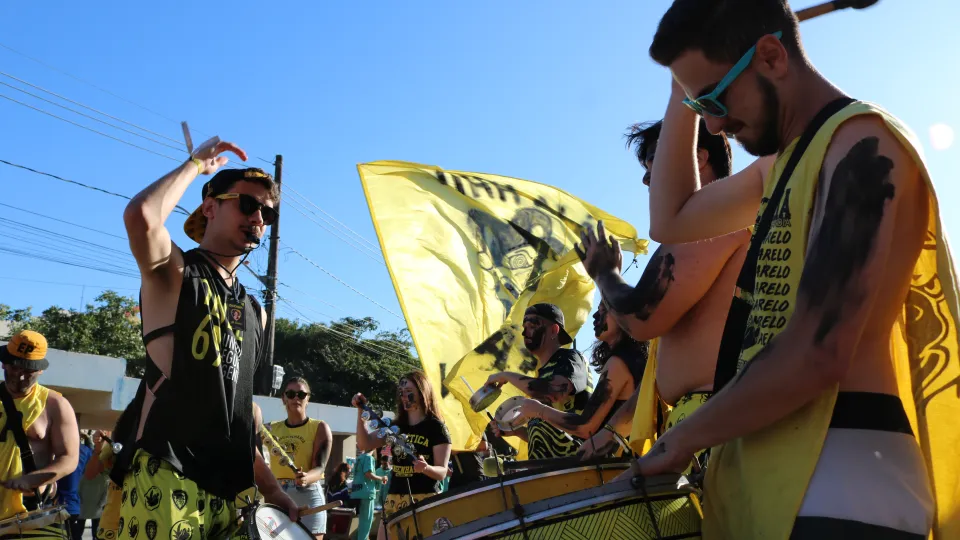 Integrantes da Associação Atlética Acadêmica Engenharias durante a recepção aos candidatos do Vestibular UFU 2023-2 (foto: Marco Cavalcanti)