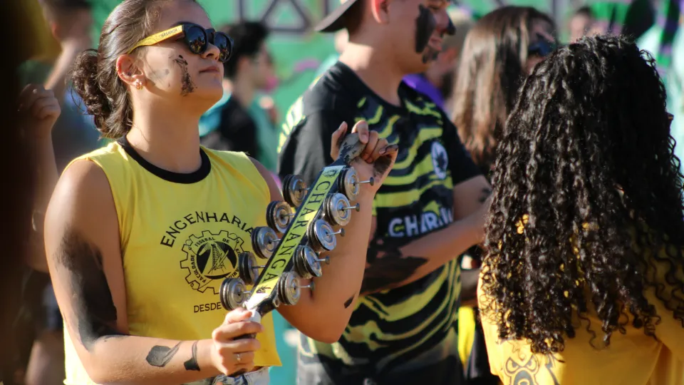 Integrantes da charanga da Associação Atlética Acadêmica Engenharias durante a recepção aos candidatos do Vestibular UFU 2023-2 (foto: Marco Cavalcanti)