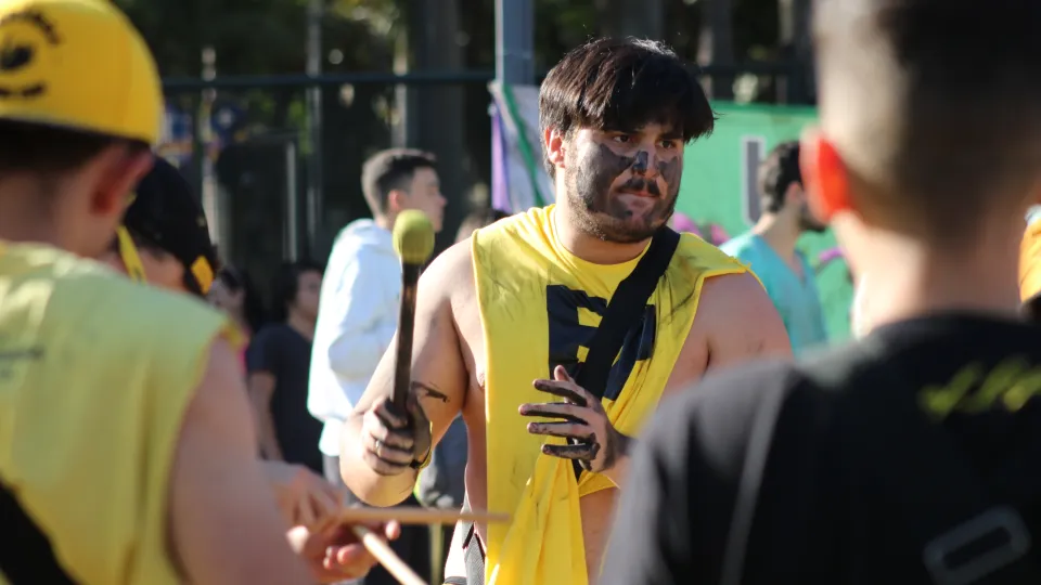 Integrantes da charanga da Associação Atlética Acadêmica Engenharias durante a recepção aos candidatos do Vestibular UFU 2023-2 (foto: Marco Cavalcanti)