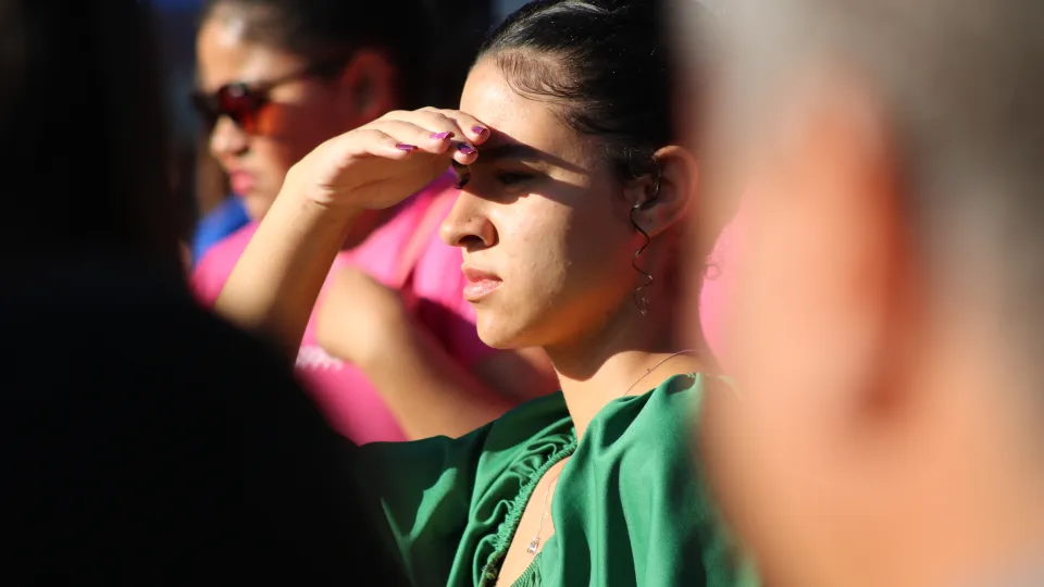 Candidata do Vestibular UFU 2023-2 aguarda abertura dos portões do Campus Santa Mônica (foto: Marco Cavalcanti)