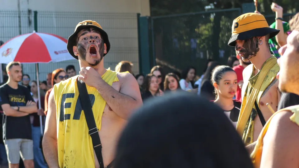 Integrantes da charanga da Associação Atlética Acadêmica do curso de Medicina durante a recepção aos candidatos do Vestibular UFU 2023-2 (foto: Marco Cavalcanti)