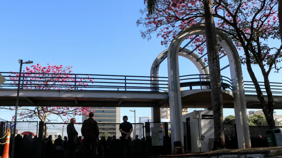 Vigilantes se preparam para abrir os portões do Campus Santa Mônica no Vestibular UFU 2023-2 (foto: Marco Cavalcanti)