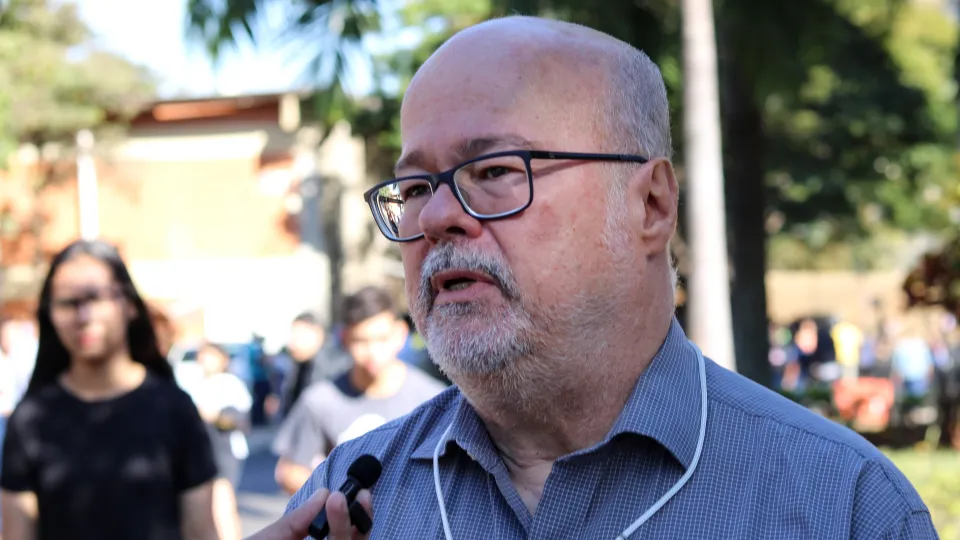 Vice-reitor da UFU, Carlos Henrique Martins, concede entrevista antes do início das provas do Vestibular UFU 2023-2 no Campus Santa Mônica (foto: Marco Cavalcanti)