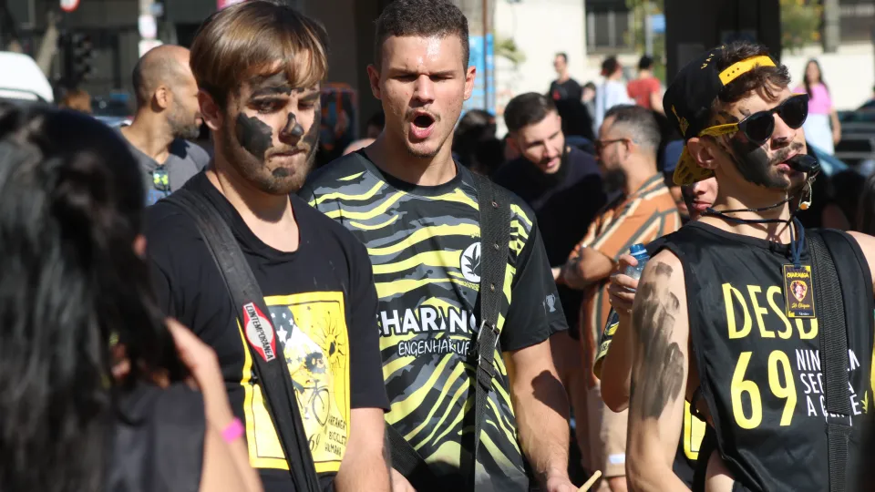 Integrantes da Associação Atlética Acadêmica Engenharias durante a recepção aos candidatos do Vestibular UFU 2023-2 (foto: Marco Cavalcanti)
