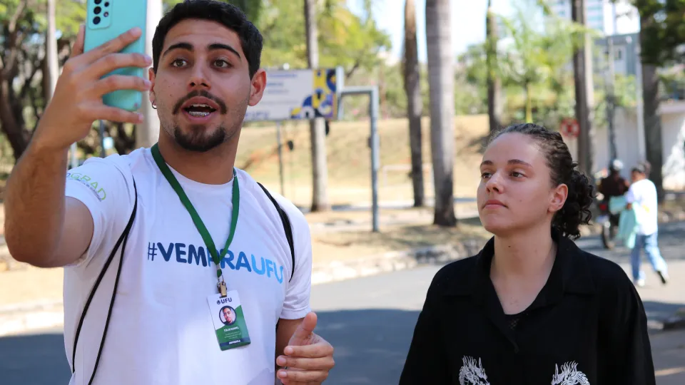 Candidata concede entrevista após a realização de prova do Vestibular UFU 2023-2 (foto: Marco Cavalcanti)