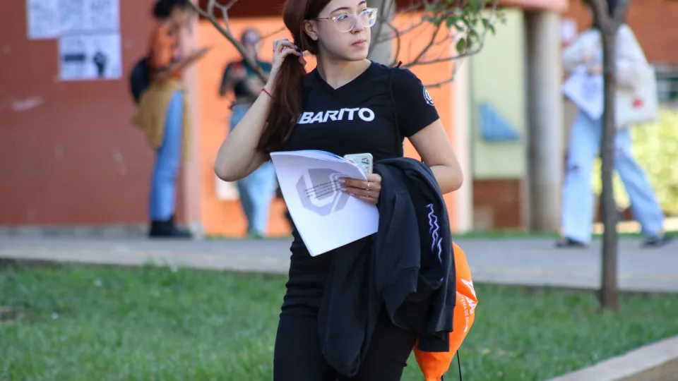 Candidata após realizar provas do Vestibular UFU 2023-2 no Campus Santa Mônica (foto: Marco Cavalcanti)