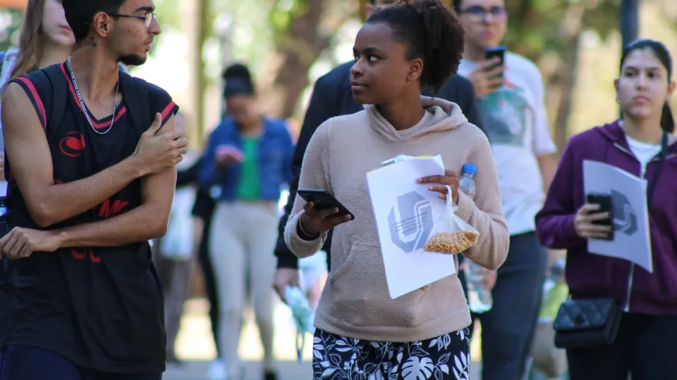 Candidatos deixam o Campus Santa Mônica após realizar provas do Vestibular UFU 2023-2 (foto: Marco Cavalcanti)