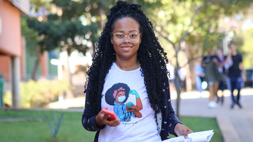 Candidata após realizar provas do Vestibular UFU 2023-2 no Campus Santa Mônica (foto: Marco Cavalcanti)