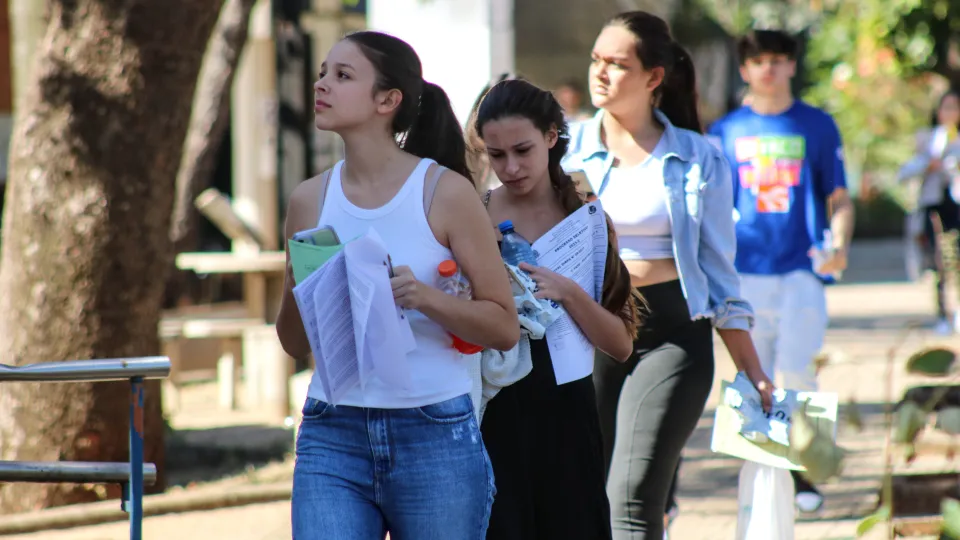 Candidatos deixam o Campus Santa Mônica após realizar provas do Vestibular UFU 2023-2 (foto: Marco Cavalcanti)