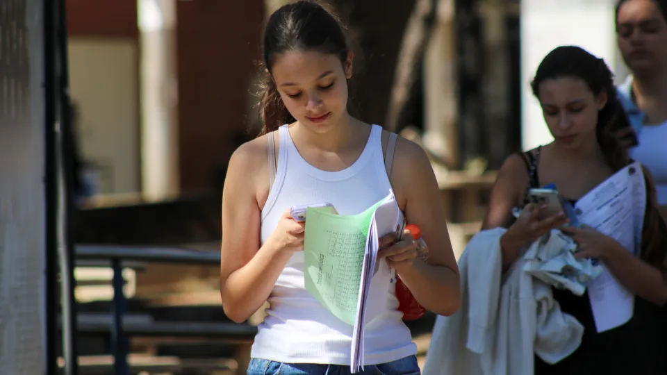 Candidatas deixam o Campus Santa Mônica após realizar provas do Vestibular UFU 2023-2 (foto: Marco Cavalcanti)