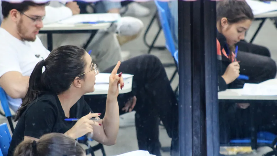 Candidata durante prova do Vestibular UFU 2023-2 no Campus Santa Mônica (foto: Marco Cavalcanti)