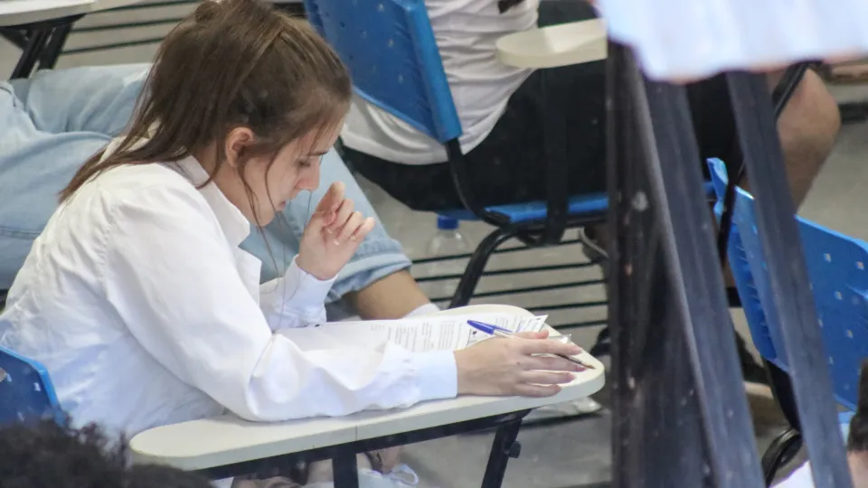 Candidata durante prova do Vestibular UFU 2023-2 no Campus Santa Mônica (foto: Marco Cavalcanti)