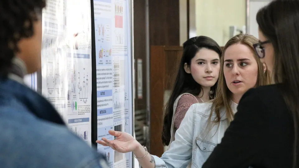 24/7 - Sessão de Pôsteres, uma das mais de 220 atividades da Reunião Anual da SBPC (foto: Marco Cavalcanti/UFU)