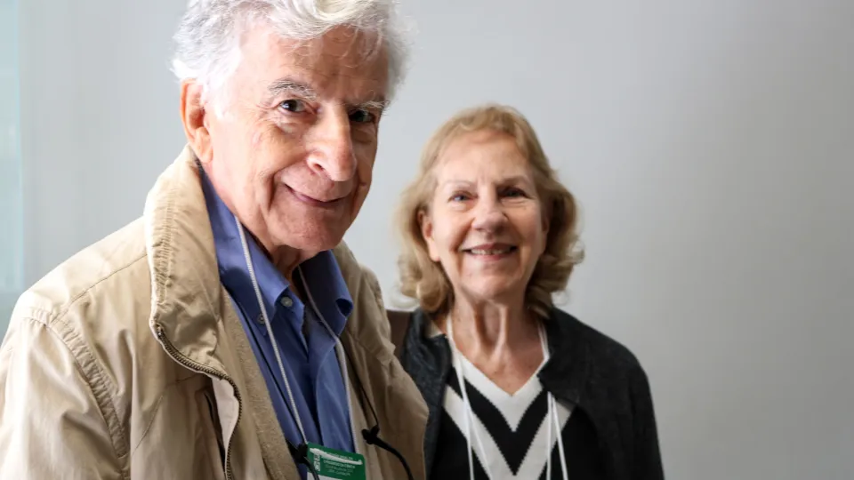 24/7 -  Ennio Candotti, presidente de honra da SBPC e Ana Bonetti, docente do Instituo de Biotecnologia da UFU durante a 75ª Reunião Anual da SBPC (foto: Marco Cavalcanti/UFU)