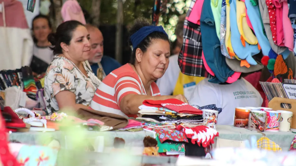 24/7 - Uma feira de economia popular solidária faz parte das atividades da 75ª Reunião Anual da SBPC (foto: Marco Cavalcanti)