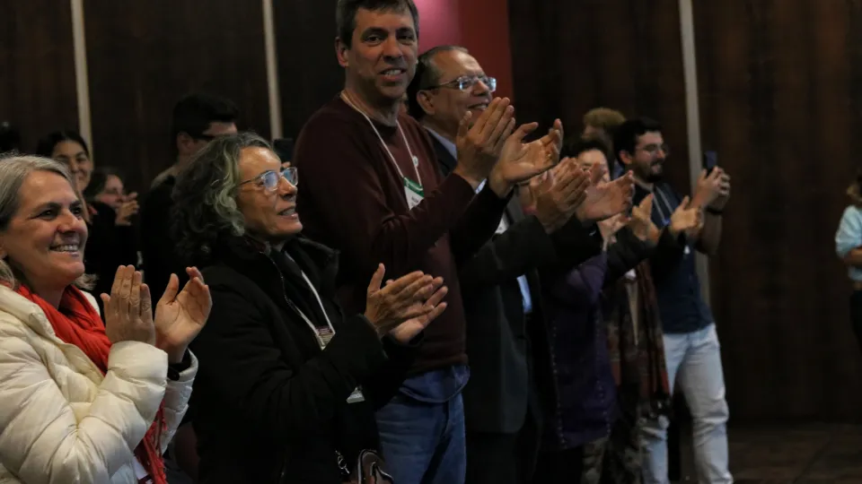 24/7 - Participantes da Sessão Especial 'Uma história de lutas: 75 anos da SBPC' comemoram aniversário da mais importante organização científica do país (foto: Marco Cavalcanti/UFU) 