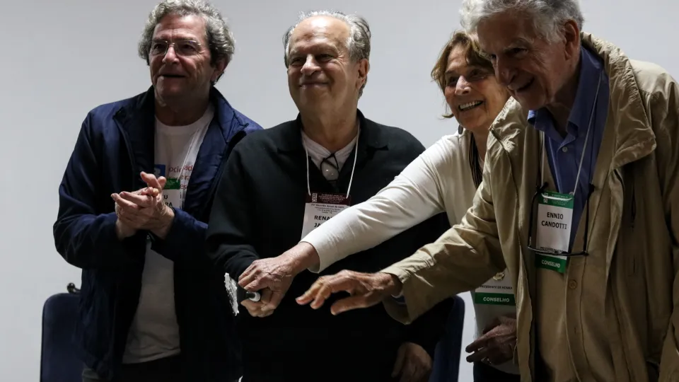 24/7 - Ildeu Moreira, Renato Janine Ribeiro, Helena Nader e Ennio Candotti: presidentes de honra da SBPC  (Ribeiro é o atual presidente) em comemoração aos 75 anos da instituição (foto: Marco Cavalcanti/UFU) 