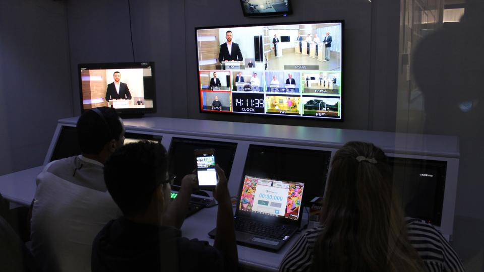 O debate é transmitido ao vivo pela TV Universitária. (Foto: Marco Cavalcanti)